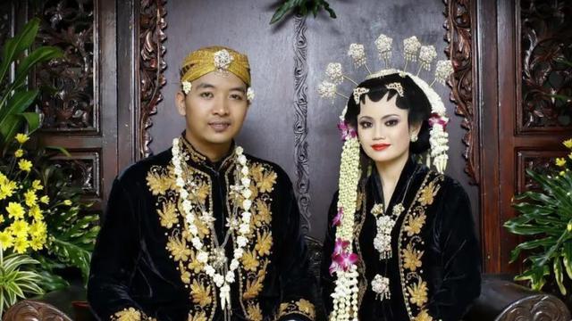 Potret pakaian adat Jawa Mantenan (Sumber: rivorma.com)