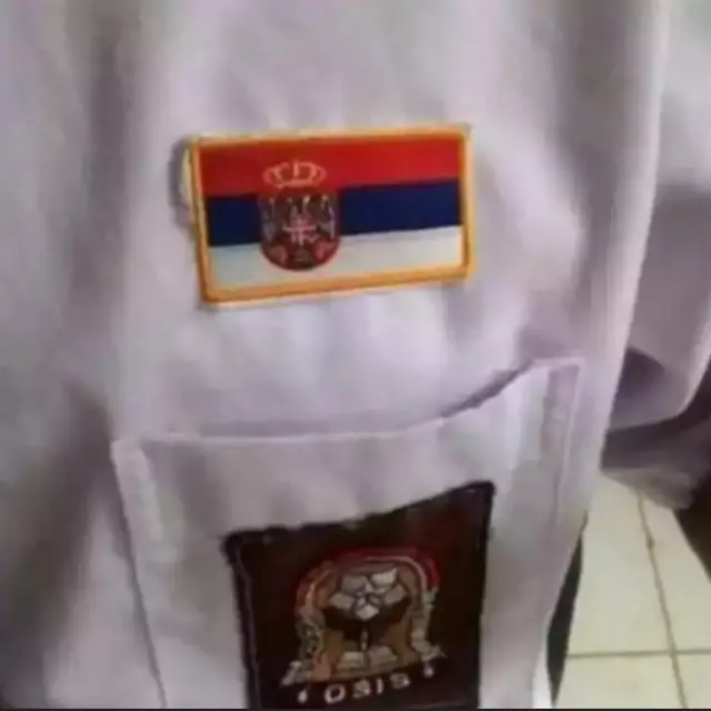 6 Potret Atribut Sekolah Nyeleneh Ini Bikin Enggak Habis Pikir, Ada Topi Raksasa