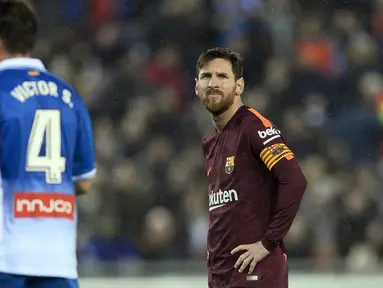 Eskpresi pemain Barcelona, Lionel Messi setelah gagal mencetak gol lewat penalti saat melawan Espanyol pada laga Copa Del Rey di RCDE Stadium, Cornella de Llobregat, (17/1/2018). Barcelona kalah 0-1. (AFP/Josep Lago)