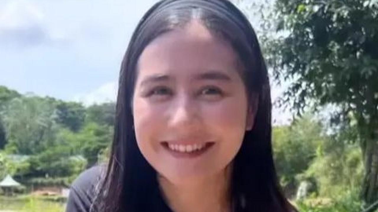 Potret Prilly Latuconsina Mancing di Empang, Dapat Ikan Gede Banget