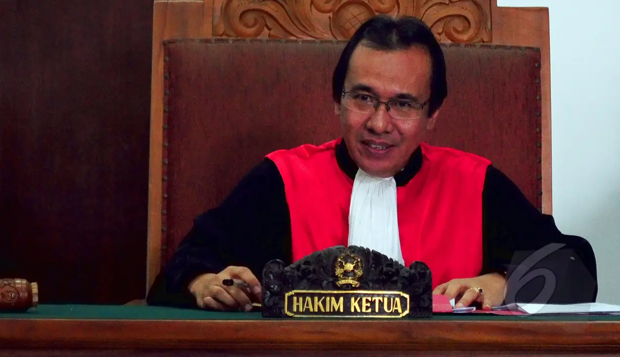 Hakim tunggal Bakhtar Jubri Nasution, memimpin sidang perdana praperadilan Hadi Poernomo terhadap KPK di PN Jakarta Selatan, Senin (30/3/2015).Sidang ditunda akibat tim Biro Hukum KPK tidak menghadiri persidangan. (Liputan6.com/Yoppy Renato)