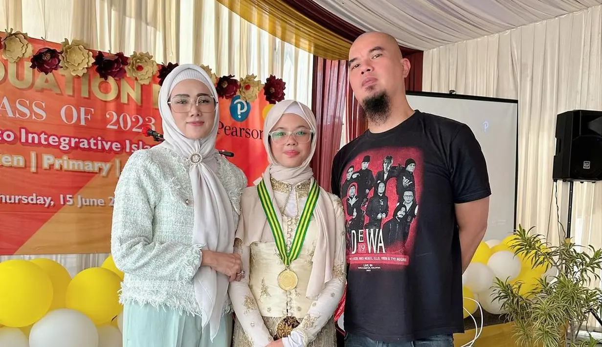 Tweed blazer dan loose pants nuansa hijau mint jadi pilihan Mulan Jameela saat dampingi Safeea Ahmad yang baru lulus sekolah dasar. [Foto: IG/mulanjameela1].