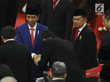 Presiden Joko Widodo didampingi Wakil Presiden Jusuf Kalla menghadiri sidang Tahunan MPR Tahun 2019 di Kompleks Parlemen, Senayan, Jakarta, Jumat (16/7/2019). Sidang tersebut beragendakan penyampaian pidato kenegaraan Presiden dalam rangka HUT Ke-74 Republik Indonesia. (Liputan6.com/Johan Tallo)