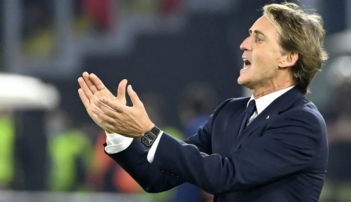 Pelatih Gli Azzurri, Roberto Mancini mencoba memikirkan taktik lain usai tak ada tambahan gol hingga babak pertama usai. Ia mencoba memasukkan Sandro Tonalli untuk menggantikan Manuel Locatelli pada menit ke-58. Terbukti, permainan Italia menjadi lebih cair. (AFP/Alberto Pizzoli)