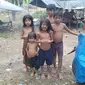 Semlah anak-anak orang rimba di tempat tinggal mereka di pedalaman Merangin, Jambi, Jumat (21/2/2020). Anak-anak orang rimba kini lebih rentan sakit. (Liputan6.com / Gresi Plasmanto)