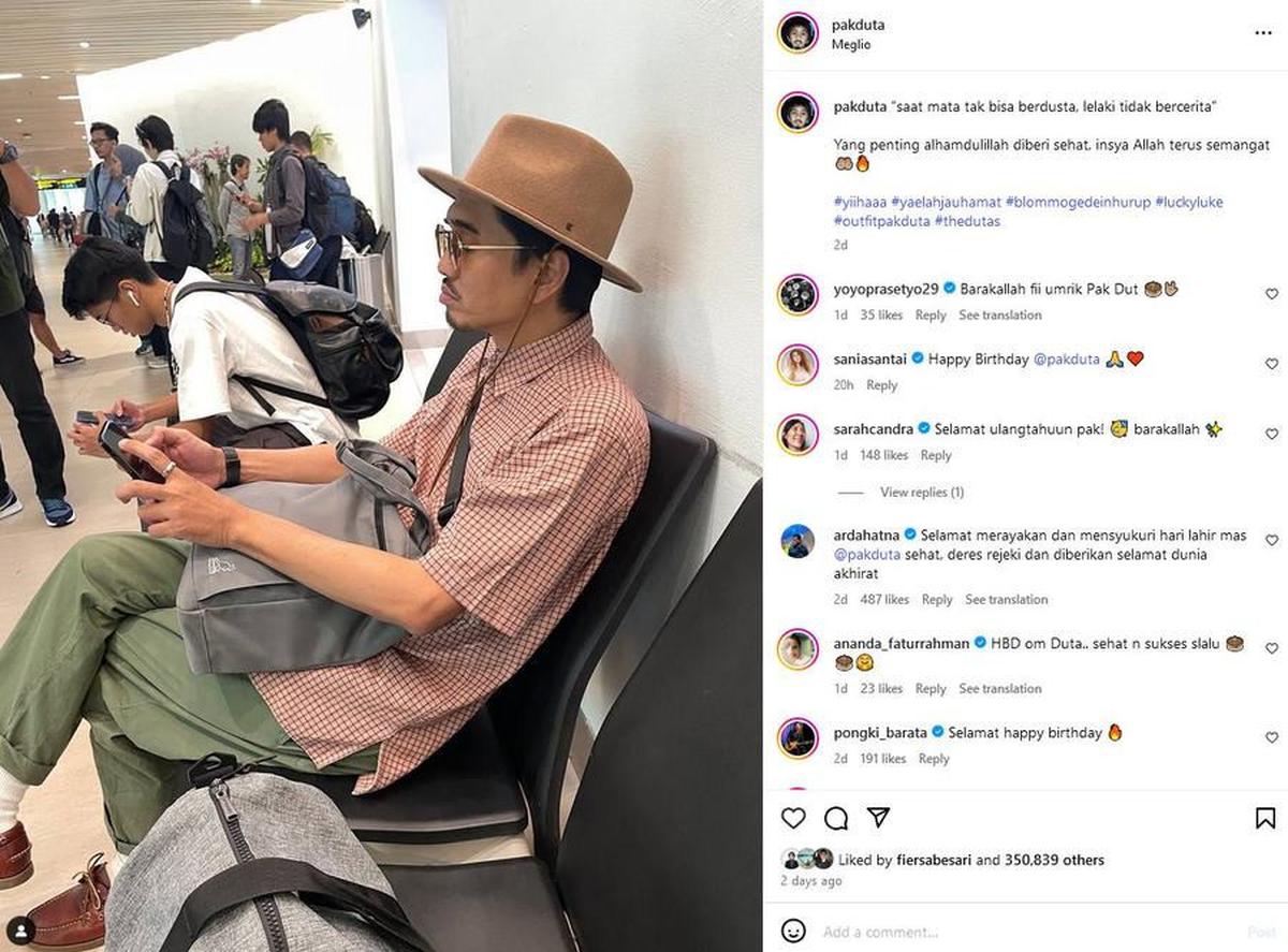 Potret Duta Sheila on 7 Genap Berusia 45 Tahun, Mata Tak Bisa Berdusta - Cara Lihat HP Bikin Fans Ngakak