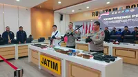 Polda Jawa Timur saat rilis kasus&nbsp;penyelundupan berbagai jenis senjata api yang diduga akan disuplai kepada Kelompok Kriminal Bersenjata (KKB) di Puncak Jaya, Papua. (Liputan6.com/ Dian Kurniawan)