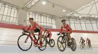 Sejumlah atlet balap sepeda saat menggelar latihan di Jakarta Internasional Velodrome, Jakarta, Selasa (31/7/2018). Menpora berharap para atlet dapat berprestasi di Asian Games 2018. (Bola.com/M Iqbal Ichsan)