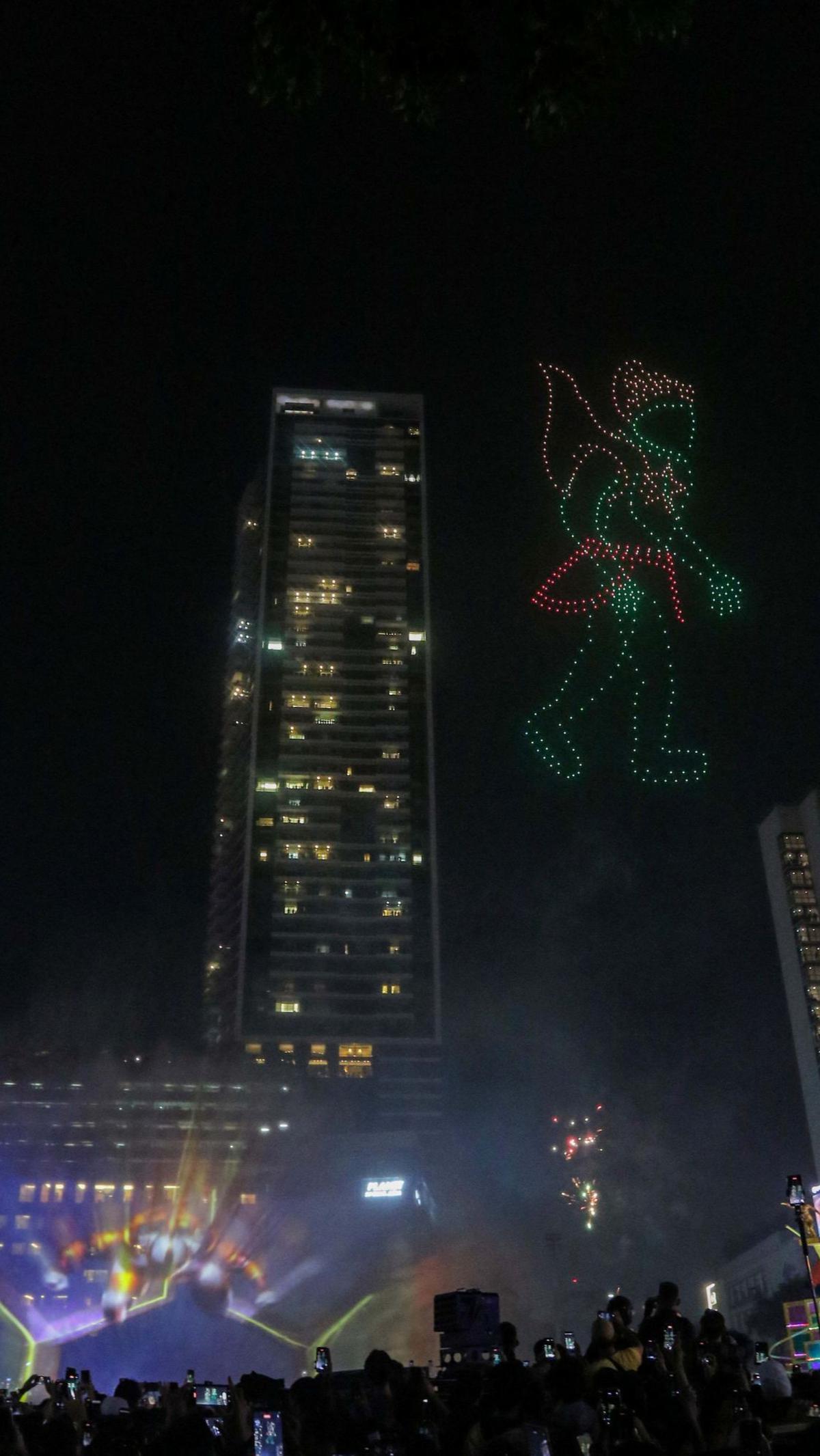 Atraksi formasi drone dan 'video mapping' saat mewarnai malam pergantian tahun di kawasan Bundaran Hotel indonesia (HI), Jakarta, Senin (1/1/2024).