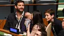 PM Selandia Baru, Jacinda Ardern menggendong putrinya saat menghadiri Nelson Mandela Peace Summit di markas PBB, New York, Senin (24/9). Ardern menjadi perempuan pertama dalam sejarah yang membawa seorang bayi ke dalam sidang umum PBB. (AFP/Don EMMERT)