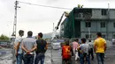 Sejumlah warga melihat kantor polisi yang rusak pasca diserang bom, Istanbul, Turki, Senin (10/8/2015). Sebuah truk bermuatan bahan peledak membombardir kantor polisi yang melukai tiga anggota dan tujuh warga sipil. (REUTERS/Huseyin Aldemir)