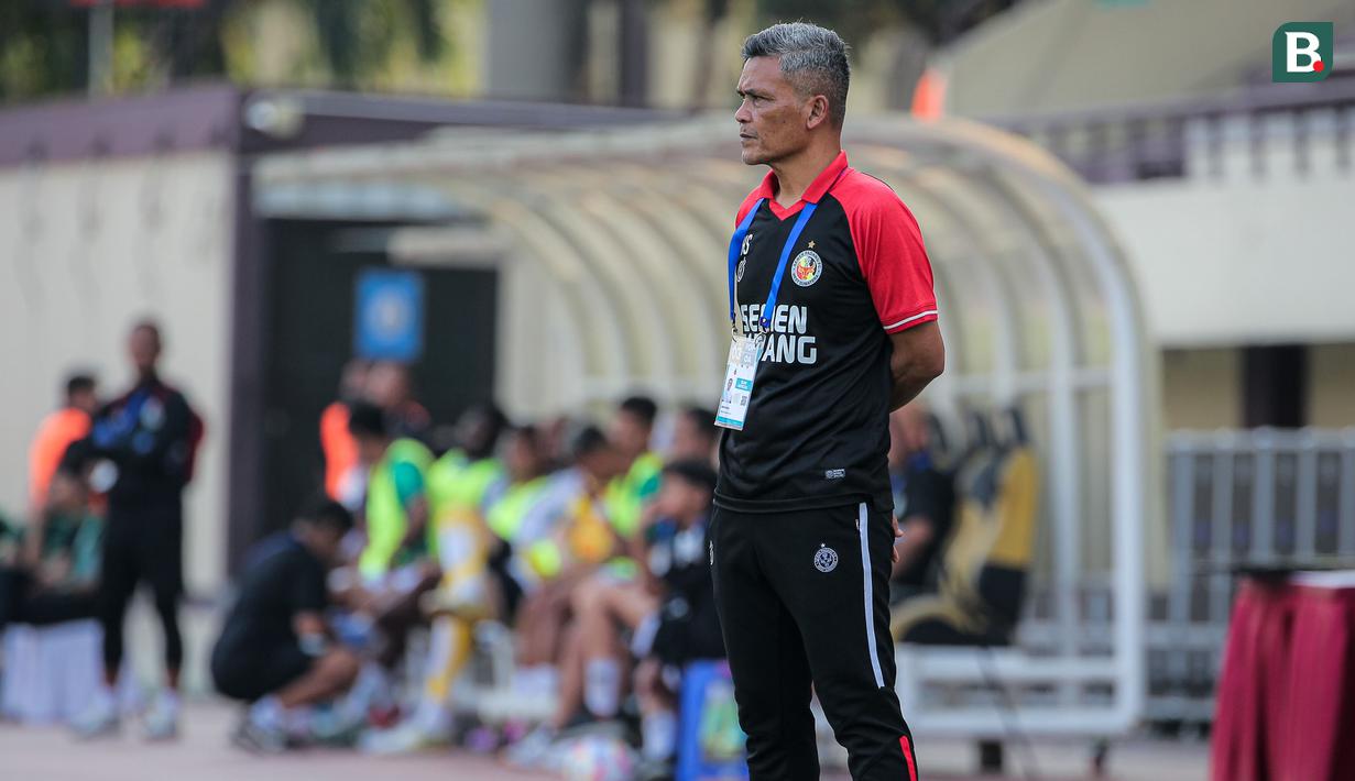 <p>Pelatih kepala Semen Padang, Hendri Susilo saat menghadapi PSS Sleman pada laga pekan ke-3 BRI Liga 1 2024/2025 di Lapangan STIK-PTIK, Jakarta Selatan, Senin (26/8/2024). (Bola.com/Bagaskara Lazuardi)</p>
