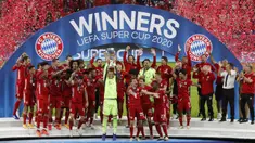 Pemain Bayern Munchen mengangkat trofi gelar juara Piala Super Eropa 2020 usai mengalahkan Sevilla di Puskas Arena, Budapest, Jumat (25/9/2020) dini hari WIB. Bayern Munchen menang 2-1 atas Sevilla. (AFP/Bernadett Szabo/pool)