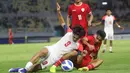 <p>Pemain Timnas Indonesia U-19, Welber Jardim (kanan) berebut bola dengan pemain Filipina U-19, John Koyama pada laga Grup A Piala AFF U-19 2024 di Stadion Gelora Bung Tomo, Surabaya, Rabu (17/7/2024). (Bola.com/Aditya Wany)</p>