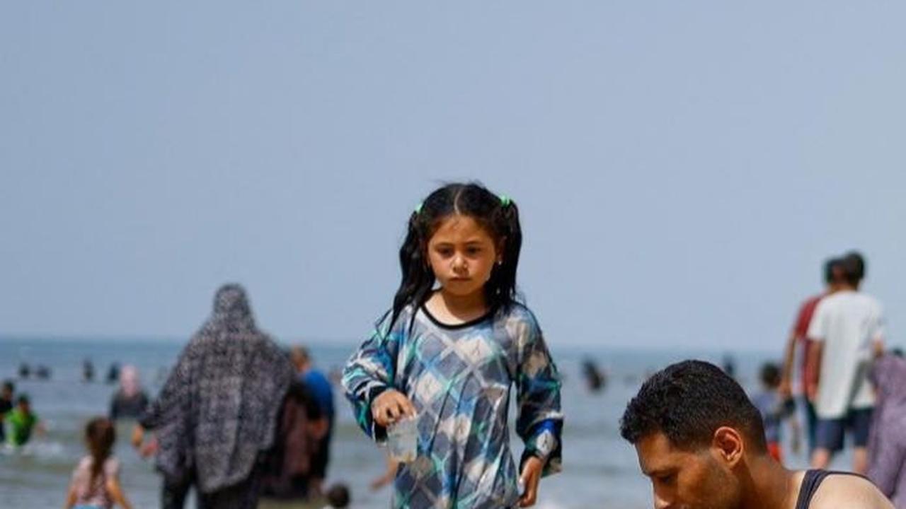 "Laut adalah satu-satunya tempat perlindungan kami di Gaza," kata Umm Khalil Abu al-Khair (43), ibu enam anak. Foto: REUTERS / Mohammed Salem