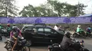 Kendaraan terjebak kemacetan saat melintasi pengalihan arus lalu lintas di Jalan Sultan Agung, Jakarta, Rabu (25/10). Macet ini disebabkan karena adanya pengalihan arus untuk pengerjaan double-double track kereta api. (Liputan6.com/Immanuel Antonius)