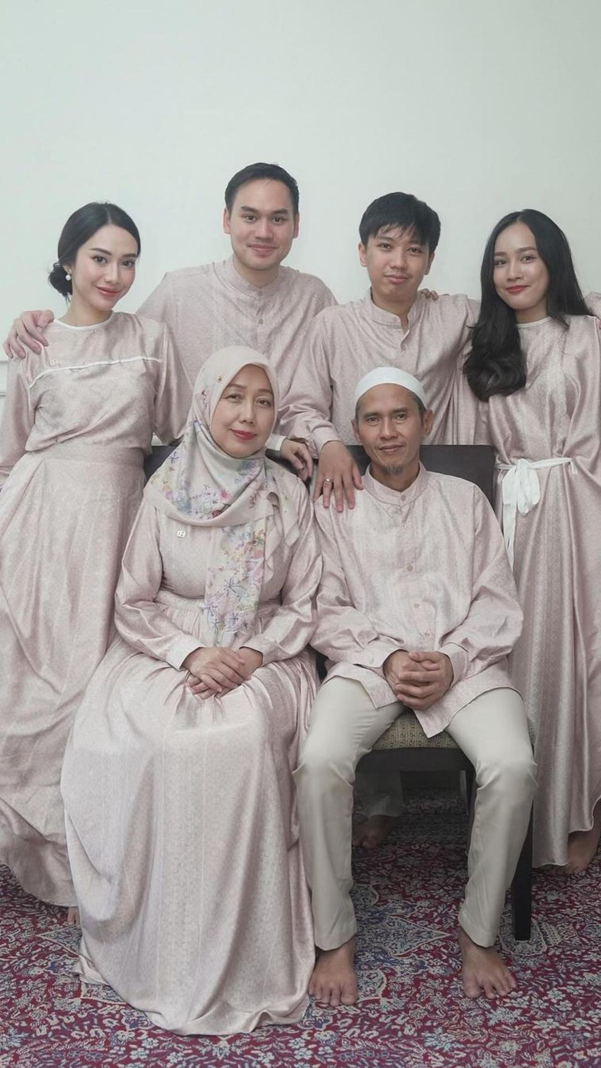 Mereka tampil kompak dengan mengenakan busana senada. Kehangatan pun juga begitu terasa dalam foto kebersamaan tersebut.