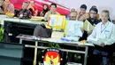 Petugas memperlihatkan berkas  surat suara Pilpres 2014 luar negri di kantor KPU.  (Liputan6.com/Faizal Fanani)