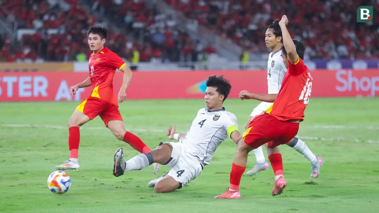 Foto: Perjuangan Bek Timnas Indonesia U-23 saat Menghalau Serangan Vietnam
