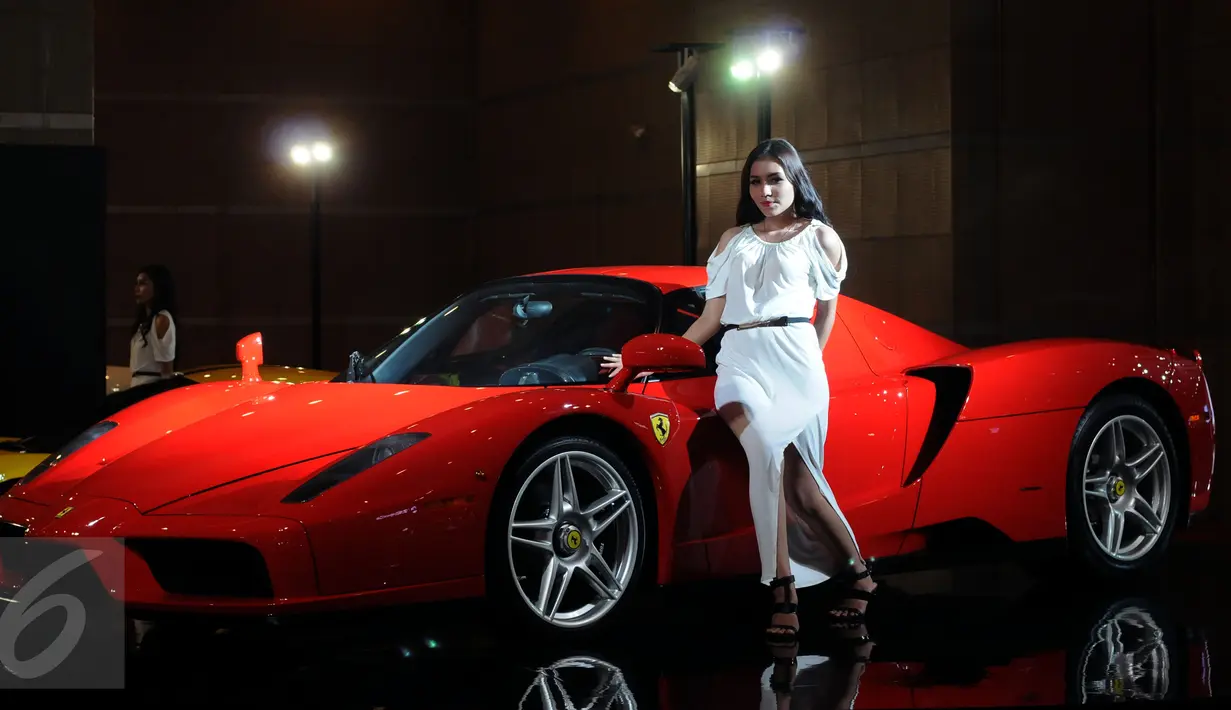 Seorang model bergaya di sisi mobil Ferrari yang dipamerkan di Indonesia International Motor Show 2015 di JI Expo Kemayoran Jakarta, Rabu (19/8/2015). Puluhan merek kendaraan ternama ikut ambil bagian dalam IIMS 2015. (Liputan6.com/Helmi Fithriansyah)