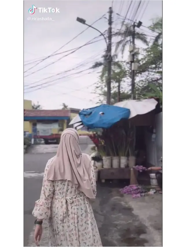 6 Momen Nadzira Shafa Ziarah ke Makam Ameer Azzikra, Usap Nisan Penuh Haru
