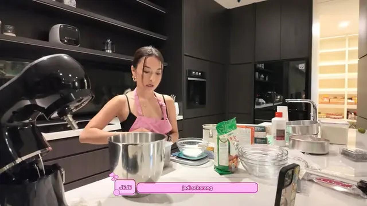 7 Potret Dapur Rumah Jennifer Coppen, Modern dengan Nuansa Hitam-Putih