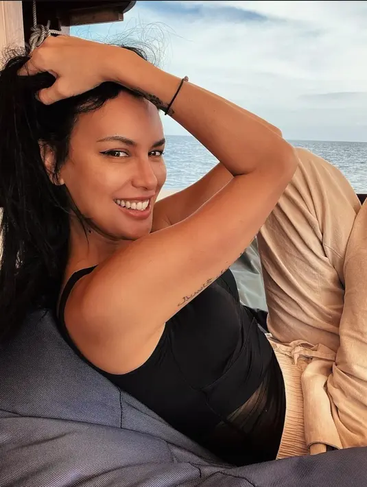 Putri dari pasangan aktor terkenal Indonesia, Latief Sitepu dan Anna Tairas ini juga kerap memamerkan foto nyender di bantal saat liburan. Melihat potretnya, tak sedikit netizen membanjirnya dengan pujian. (Liputan6.com/IG/sophialatjuba).