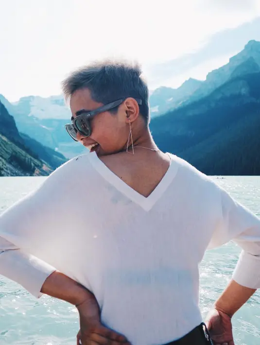 Punya rambut bondol, Gisela Cindy masih berpenampilan layaknya seorang perempuan. Coba lihat, ia memakai anting kekinian yang berbentuk segitiga. (Instagram/giselacindy12)