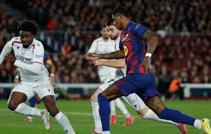 Pemain Osasuna Enzo Boyomo menjaga pergerakan pemain Barcelona Marcus Rashford dalam laga Liga Spanyol di Camp Nou, Spanyol, Minggu, 14 Desember 2025. (AP Photo/Joan Monfort)
