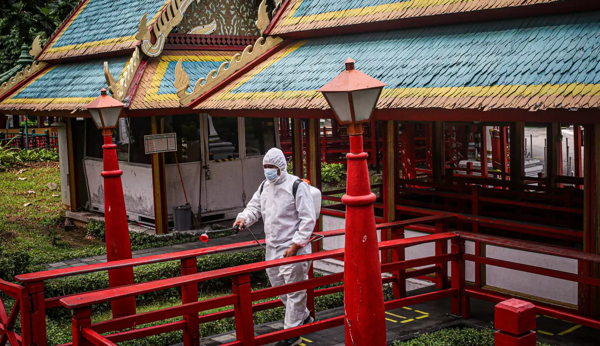 Petugas menyemprotkan disinfektan di  Dunia Fantasi, Taman Impian Jaya Ancol, Jakarta, Sabtu (11/10/2021).  Uji coba pembukaan itu berdasarkan Kepgub Nomor 1072 Tahun 2021 tentang PPKM Level 3 yang ditandatangani Gubernur DKI Jakarta Anies Baswedan pada 6 September 2021. (Liputan6.com/Faizal Fanani)