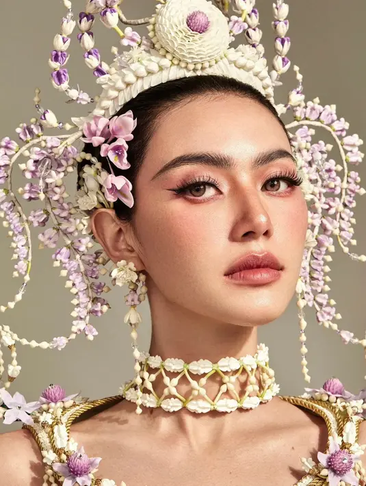 Lagi, melihat pesona Davika Hoorne dengan makeup bold bak goddess. [Foto: Instagram/davikah]