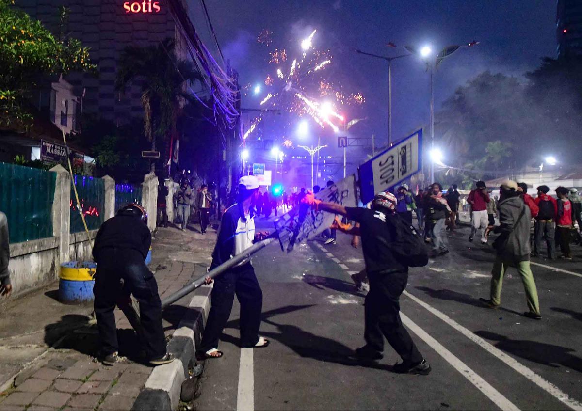 FOTO: Rusuh Pelajar dan Brimob di Pejompongan Hingga Malam Hari