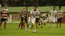 Striker Bali United, Stefano Lilipaly, menendang penalti ke gawang Madura United pada laga perempat final Piala Presiden di Stadion Manahan, Solo, Sabtu, (3/2/2018). Bali United menang adu penalti 5-4 atas Madura United. (Bola.com/M Iqbal Ichsan)