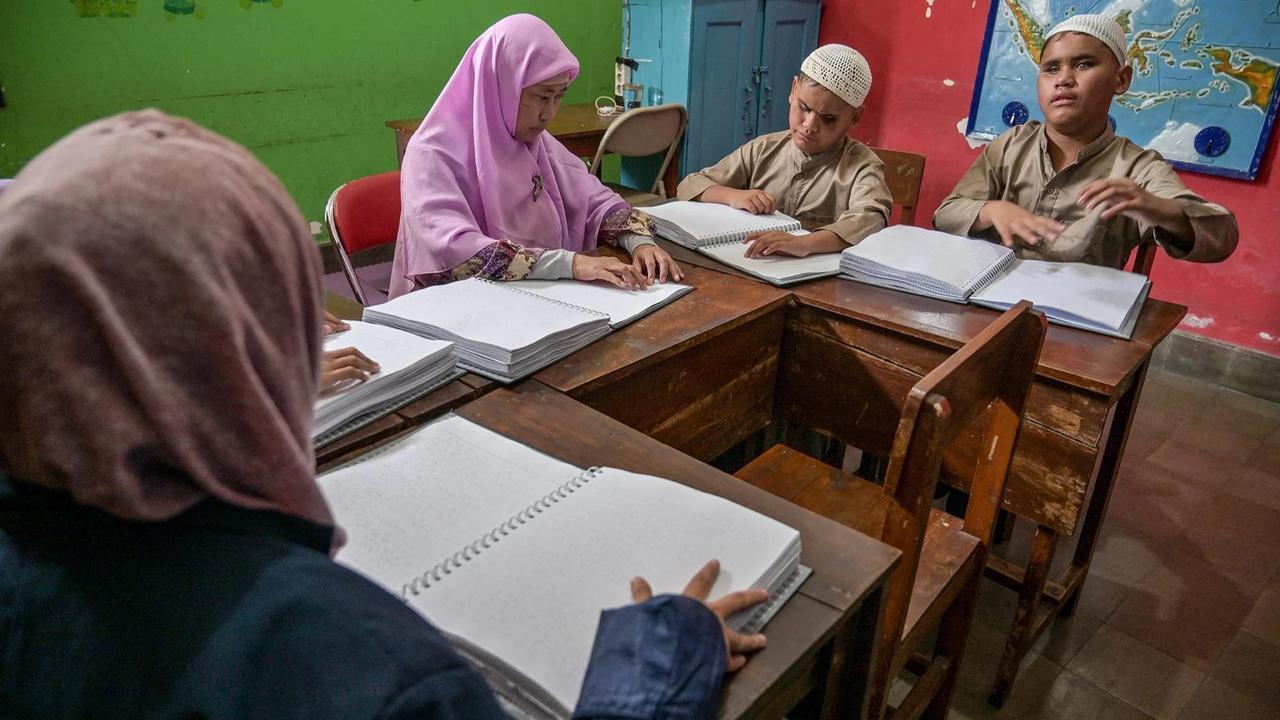 FOTO: Semangat Siswa Tunanetra Pelajari Al Quran Braille di Bulan Ramadan