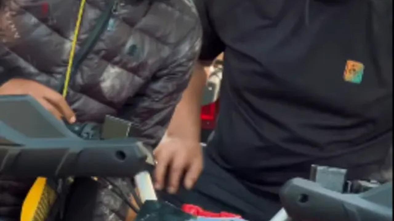 Gaya Santai Ardi Bakrie Suami Nia Ramadhani Liburan di Yogya, Serba Pakai Kaus Polos