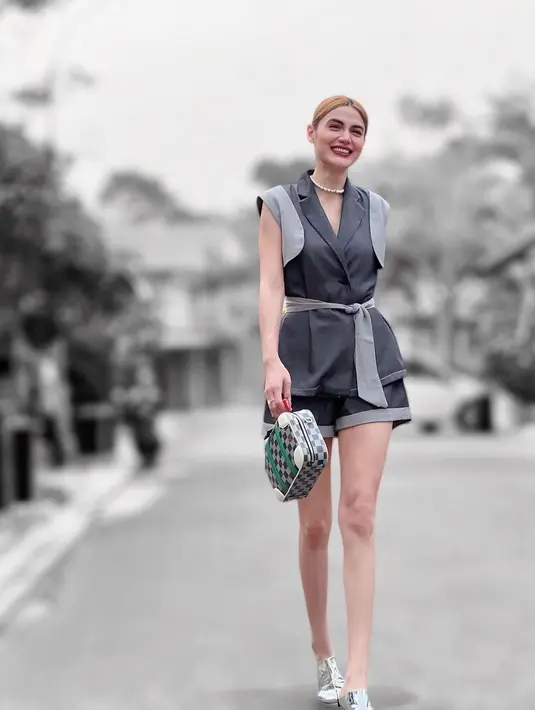 Selain baju, high heels yang kenakannya juga berwarna silver agar senada dengan pakaian yang dikenakannya. [instagram/hvkhildavitriakhan]