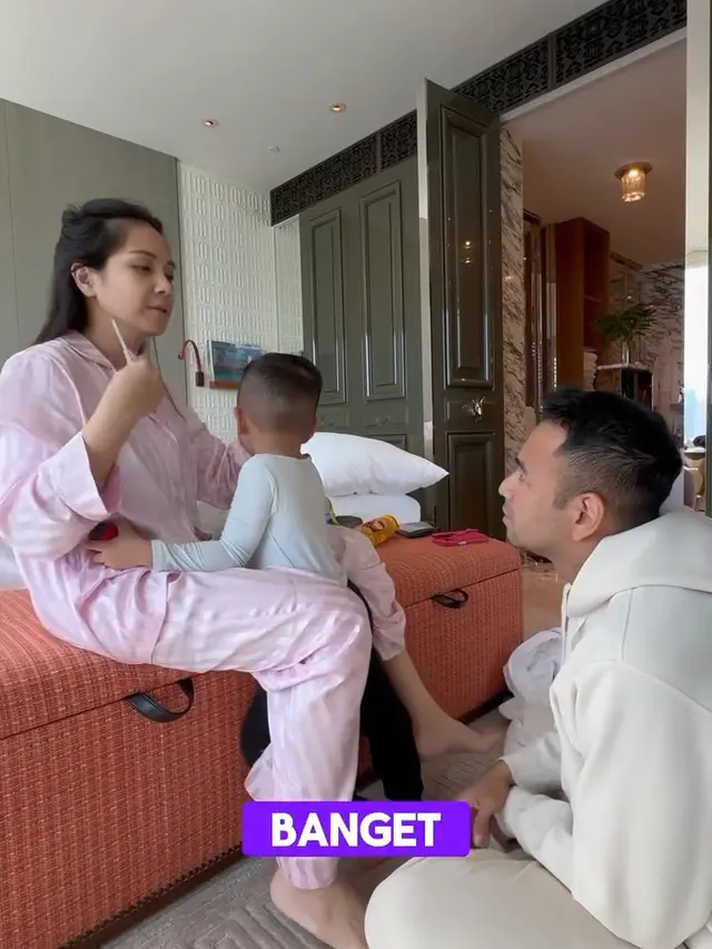 Momen Nagita Mandikan Cipung, Netizen Salfok saat Gigi Minta Maaf Pegang Area Sensitif. (instagram/raffinagita1717)
