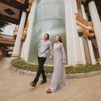 Saat lebaran lalu, Mahalini ikut merayakan bersama keluarga Rizky. Keduanya tampil serasi dengan busana abu-abu. [Instagram/rizkyfbian]