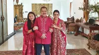 Mayangsari unggah potret berbaju merah bersama keluarga di hari pertama Lebaran (Dok.Instagram/@mayangsaritrihatmodjoreal/https://www.instagram.com/p/CAkjvdmgX5G/Komarudin)