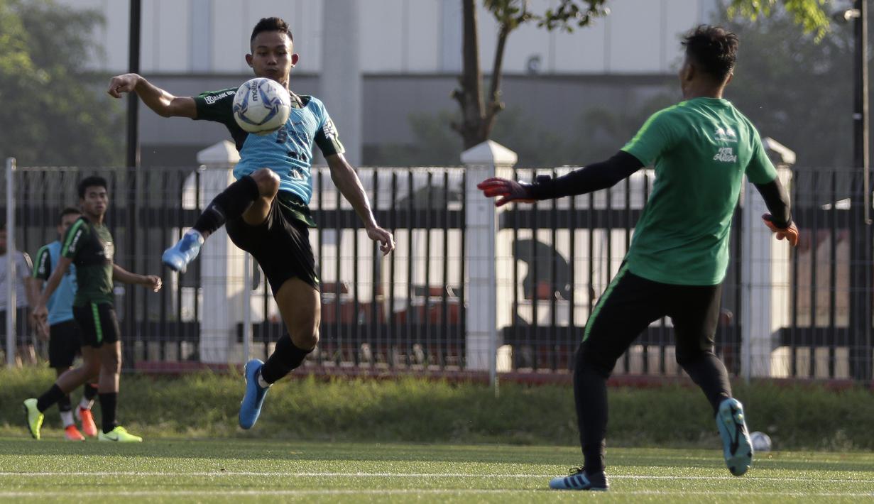 Pemain Timnas Indonesia U-22, Sani Rizki, mengontrol bola saat internal game di Lapangan C, Senayan, Jakarta, Selasa (19/11). Timnas U-22 terus matangkan skema permainan lewat internal game. (Bola.com/Yoppy Renato)