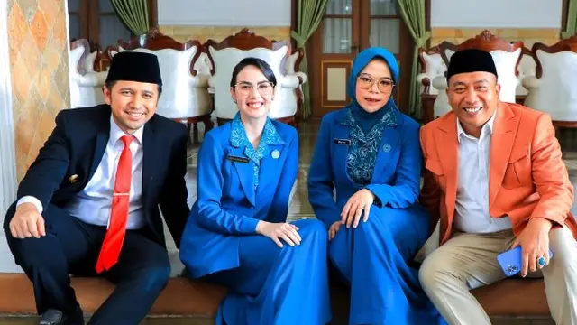 Inspirasi Outfit Ibu Pejabat ala Arumi Bachsin