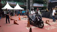 Seorang siswi mengikuti kegiatan Safety Riding di SMAN 75 Jakarta. (9/3/2018). (Yurike/Liputan6.com)