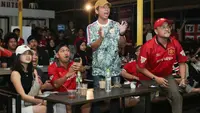 Ekspresi Daffa Wardana (kiri kedua) Ibnu Jamil (kiri tengah), Rian d'Masiv (kanan tengah) dan Mario Delano (kanan) pada Roaring Night Manchester United vs Manchester City di Pitch 88 Kemang, Jakarta pada Minggu (03/03/2024) malam WIB. (Bola.com/Abdul Aziz)