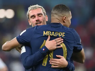 Antoine Griezmann resmi mengumumkan pengunduran dirinya dari sepak bola internasional. Tampak dalam foto, pemain depan timnas Prancis, Antoine Griezmann (kiri) bersama Kylian Mbappe saat merayakan gol pertama timnya selama pertandingan sepak bola Grup D Piala Dunia Qatar 2022 melawan Denmark di Stadion 974 di Doha pada 26 November 2022. (FRANCK FIFE/AFP)