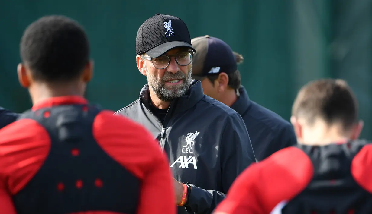 Manajer Liverpool Jurgen Klopp memimpin sesi latihan di Kompleks Melwood, Liverpool, Inggris, Senin (16/9/2019). Liverpool akan menghadapi Napoli pada laga perdana Grup E Liga Champions 2019-2020. (Paul ELLIS/AFP)