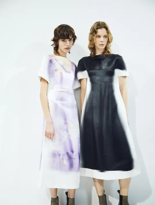 Begitu juga dengan permainan motif blur dan piksel. Atau mantel faux fur, sepatu bot yang seperti terlihat runtuh, atau tas yang seperti tersangkut pada baju.  [@loewe]