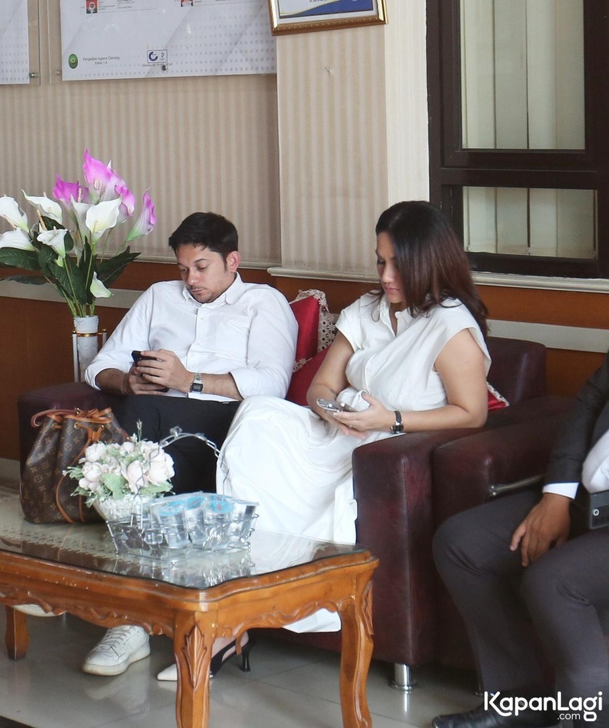 7 Potret Tengku Dewi Menangis Sebelum Sidang Mediasi, Andrew Andika Beri Dukungan di Tengah Proses Perceraian