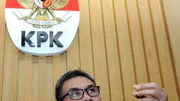 Johan menjelaskan kronologi OTT tersebut terjadi sekitar pukul 12.42 WIB siang di sebuah restoran di sekitar kawasan Serpong, Tangerang (1/12/2015). KPK menangkap dua anggota DPRD Banten dan satu pengusaha. (Liputan6.com/Helmi Afandi)