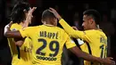 Bintang PSG, Neymar dan Edinson Cavani, merayakan gol yang dicetak Kylian Mbappe ke gawang Metz pada laga Ligue 1 di Stadion Saint-Symphorien, Moselle, Jumat (8/9/2017). Metz kalah 1-5 dari PSG. (AFP/Patrick Hertzog)
