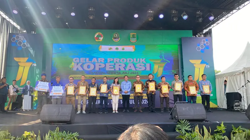 Pemerintah Kabupaten Karawang memberikan penghargaan kepada PT HM Sampoerna Tbk. (Sampoerna). (LIputan6.com/ ist)